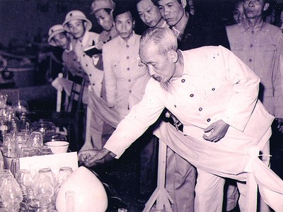 Chủ tịch Hồ Chí Minh xem các mặt hàng thủy tinh tại Hội chợ triển lãm tiểu thủ công, Hà Nội (tháng 2/1958). Ảnh: Tư liệu