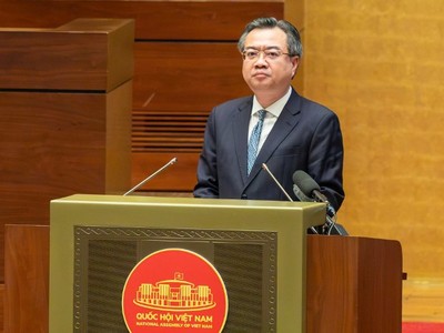 Đồng chí Nguyễn Thanh Nghị, Ủy viên Bộ Chính trị, Bí thư Trung ương Đảng, Trưởng Ban Chính sách, chiến lược Trung ương trình bày Nghị quyết số 27-NQ/TW ngày 28/8/2026 của Bộ Chính trị về phát triển các vùng và tổ chức không gian phát triển quốc gia trong giai đoạn mới. Ảnh: Đức Thanh.