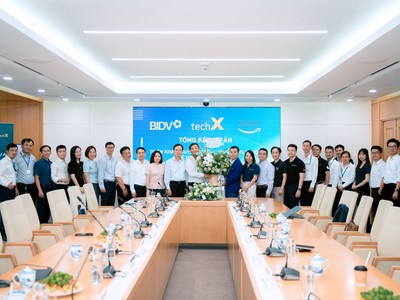 Đại diện BIDV, TechX và AWS tại lễ tổng kết Dự án