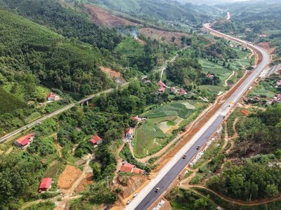 Một đoạn công trường cao tốc Đồng Đăng - Trà Lĩnh. 
