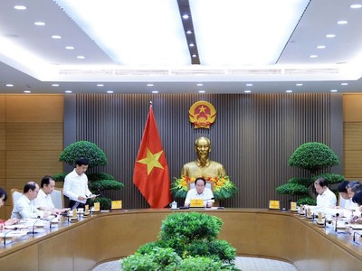 Phó Thủ tướng Lê Tiến Châu chủ trì họp về triển khai tổng rà soát hệ thống văn bản quy phạm pháp luật - Ảnh: VGP