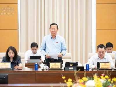 Chủ nhiệm Ủy ban Kinh tế và Tài chính Phan Văn Mãi trình bày báo cáo thẩm tra - Ảnh: QH 