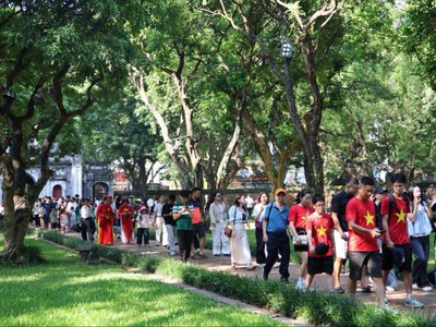 Đông đảo người dân và du khách khám phá, trải nghiệm tại Văn Miếu - Quốc Tử Giám, Hà Nội dịp nghỉ lễ Quốc khánh 2/9.