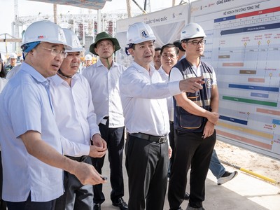 Bí thư Tỉnh ủy Lê Quang Tùng (đứng thứ 2 từ phải qua) cùng đoàn công tác nghe báo cáo tiến độ dự án đầu tư mở rộng Cảng hàng không quốc tế Phú Quốc. Ảnh: TDC