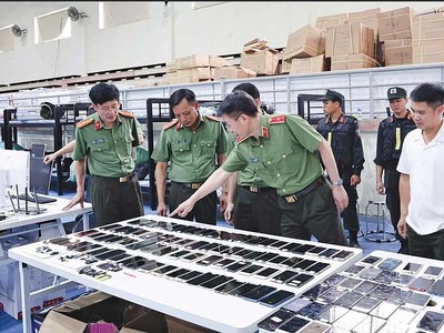 Công an tỉnh Phú Thọ thu giữ hàng trăm điện thoại di động, hàng chục USB lưu trữ dữ liệu của các đối tượng trong đường dây lừa đảo xuyên quốc gia bị triệt phá (Ảnh: Công an tỉnh Phú Thọ)