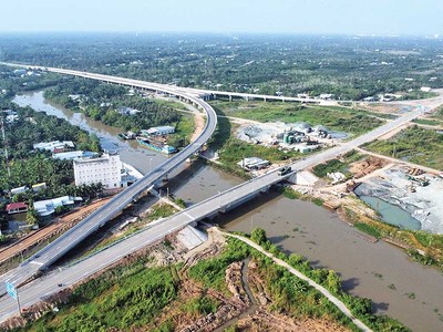 Hạ tầng giao thông đa phương thức sẽ tạo dư địa tăng trưởng mới cho Cần Thơ. Trong ảnh: Cao tốc Cần Thơ - Cà Mau (Ảnh: Trung Chánh)