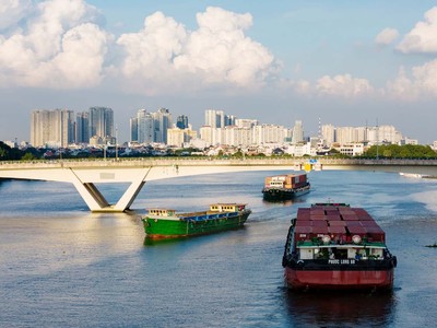 Chính sách nhằm khuyến khích đầu tư hạ tầng đường thủy, phát triển vận tải hàng hóa bằng đường thủy và thúc đẩy hàng trung chuyển quốc tế. Ảnh: Lê Toàn.