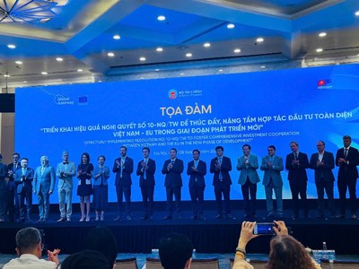Thứ trưởng Bộ Tài chính Cao Anh Tuấn (đứng giữa) cùng chụp ảnh với các diễn giả tham dự Tọa đàm