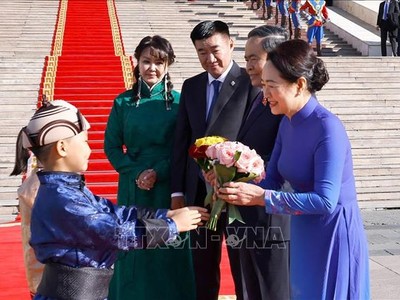 Các em thiếu nhi Mông Cổ tặng hoa chúc mừng Chủ tịch Quốc hội Trần Thanh Mẫn và Phu nhân.