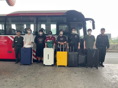 Nhóm người nước ngoài bị trục xuất 