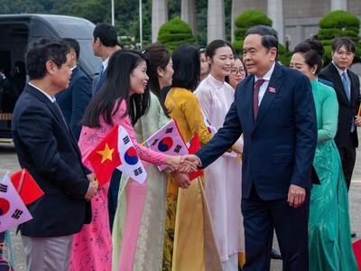 Cán bộ, nhân viên Đại sứ quán Việt Nam tại Mông Cổ chào đón Chủ tịch Quốc hội Trần Thanh Mẫn và Phu nhân cùng Đoàn đại biểu cấp cao Việt Nam. Ảnh: QH.
