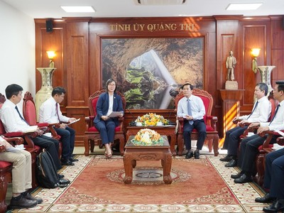 Bí thư Tỉnh ủy Quảng Trị Nguyễn Văn Phương và Giám đốc WWF khu vực Đông Nam Á Sang Eun Lee trao đổi các nội dung hợp tác. Ảnh: Hồng Mến