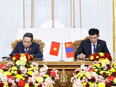 Chủ tịch Quốc hội Trần Thanh Mẫn và Chủ tịch Quốc hội Mông Cổ Sandag Byambatsogt ký kết Bản ghi nhớ hợp tác giữa Quốc hội Việt Nam và Quốc hội Mông Cổ. (Ảnh: Doãn Tấn/TTXVN)