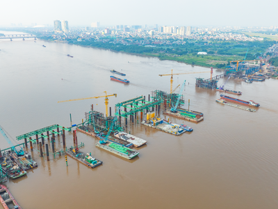 Cầu Trần Hưng Đạo dần thành hình sau 9 tháng thi công không biết mệt mỏi của 700 công nhân, kỹ sư. Ảnh: Ánh Dương.