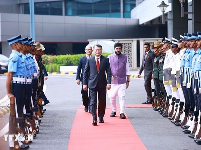 Lễ đón Thủ tướng Lê Minh Hưng tại sân bay quốc tế Indira Gandhi, thủ đô New Delhi. (Ảnh: Dương Giang/TTXVN)