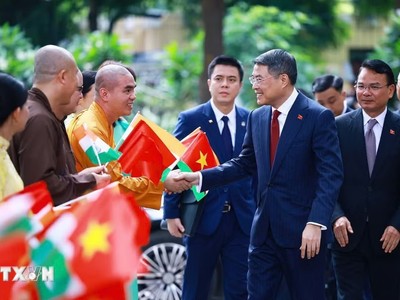 [Ảnh] Thủ tướng Lê Minh Hưng dâng hoa tại Tượng Chủ tịch Hồ Chí Minh ở New Delhi 