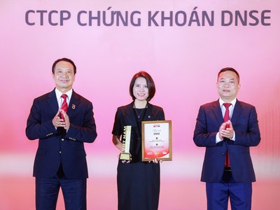 Bà Nguyễn Thị Tuyến, Giám đốc vận hành DNSE nhận vinh danh Top 10 công ty chứng khoán tư nhân và Top 15 công ty chứng khoán nộp ngân sách lớn nhất Việt Nam