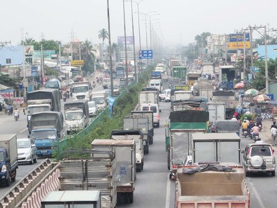 Quốc lộ 1, đoạn qua TP.HCM thường xuyên xảy ra ùn tắc, làm tăng thời gian vận chuyển và chi phí logistics của doanh nghiệp (Ảnh: Lê Quân)