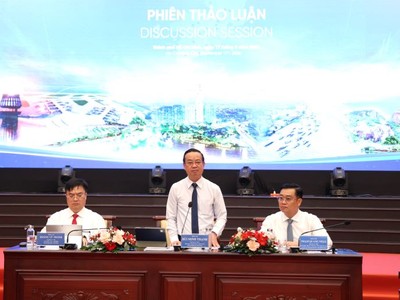 Lãnh đạo các địa phương vùng Đông Nam Bộ và ĐBSCL cùng thảo luận hợp tác phát triển - Ảnh: L.A