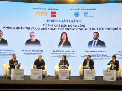 Các đại biểu thảo luận tại Diễn đàn Khung pháp lý, lĩnh vực, sản phẩm ưu tiên và cơ hội đầu tư tại Trung tâm Tài chính quốc tế Việt Nam tại thành phố Đà Nẵng.