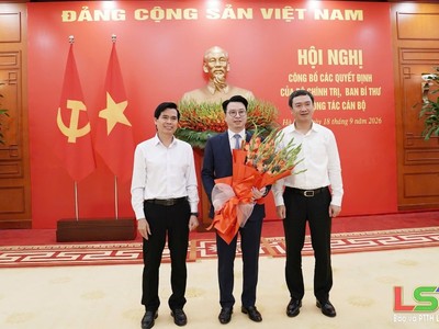 Lãnh đạo Tỉnh ủy, UBND tỉnh Lạng Sơn tặng hoa chúc mừng ông Trần Quân. Ảnh: Báo và PTTH Lạng Sơn