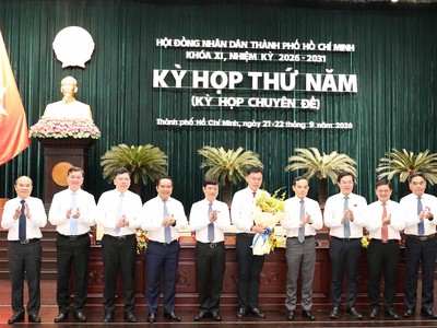 Lãnh đạo Thành phố tặng hoa chúc mừng ông Trương Minh Huy Vũ. Ản: TT