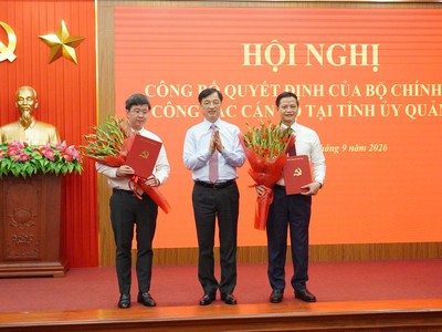 Ông Nguyễn Duy Ngọc, Trưởng ban Tổ chức Trung ương trao quyết định và tặng hoa chúc mừng tân Bí thư Tỉnh uỷ Quảng Trị Vương Quốc Tuấn (bên phải ảnh) và tân Phó Bí thư Tỉnh uỷ Quảng Trị Bùi Hoàng Phương (bên trái ảnh).