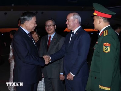 Quan chức Chính phủ Canada và cán bộ, nhân viên Đại sứ quán Việt Nam đón Tổng Bí thư, Chủ tịch nước Tô Lâm tại sân bay quốc tế Mcdonald-Cartier, Ottawa. (Ảnh: Thống Nhất/TTXVN)