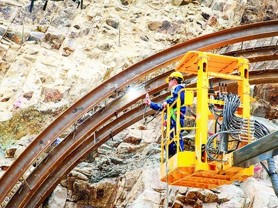 Các bộ, ngành đang nỗ lực tháo gỡ điểm nghẽn để thúc giải ngân vốn đầu tư công. Trong ảnh: Thi công hầm đường bộ Hoàng Liên. Ảnh: Đức Thanh 