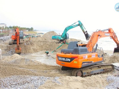 Dự án Khắc phục khẩn cấp xói lở bờ biển Hội An đang khẩn trương thi công để ứng phó với mưa bão. Ảnh: Quang Hà