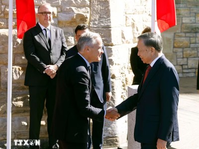 Thủ tướng Canada Mark Carney đón Tổng Bí thư, Chủ tịch nước Tô Lâm. (Ảnh: Thống Nhất/TTXVN)