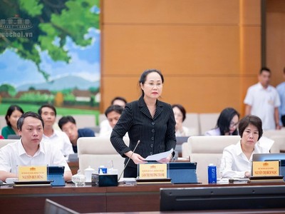 Bộ trưởng Bộ Văn hóa, Thể thao và Du lịch Lâm Thị Phương Thanh trình bày tờ trình: Ảnh: QH.