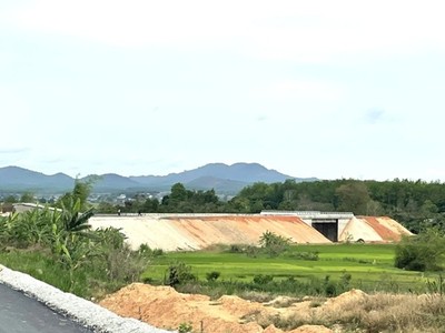 Dự án Đường trục chính phía Tây thành phố Kon Tum vẫn còn vướng mặt bằng làm ảnh hưởng đến tiến độ thi công. 