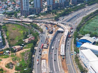 Thi công dự án nút giao thông An Phú - Ảnh: Lê Toàn