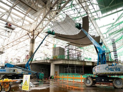 Thi công hoàn thiện mái và trần Nhà ga hành khách T2, Cảng hàng không quốc tế Phú Quốc. 