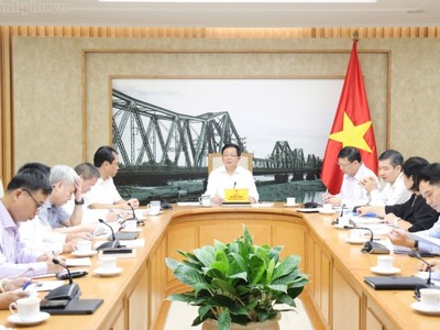 Phó Thủ tướng Hồ Quốc Dũng chủ trì cuộc họp với các bộ, cơ quan liên quan về hoàn thiện hồ sơ Dự án Luật Đất đai sửa đổi - Ảnh: chinhphu.vn