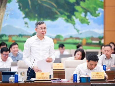 Bộ trưởng Bộ Tài chính Ngô Văn Tuấn trình bày tờ trình dự án luật - Ảnh: QH. 