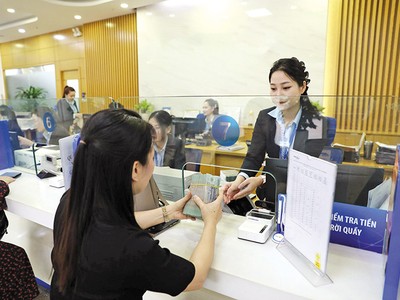 Các ngân hàng vẫn đang trong cuộc đua thu hút tiền gửi. Ảnh: Đức Thanh