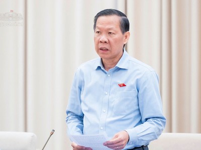 Chủ nhiệm Ủy ban Kinh tế và Tài chính Phan Văn Mãi trình bày báo cáo thẩm tra sơ bộ dự án Luật - Ảnh: QH. 