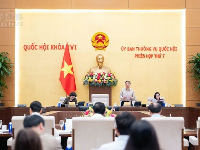 Phó chủ tịch Quốc hội Nguyễn Khắc Định điều hành phiên thảo luận - Ảnh: QH. 