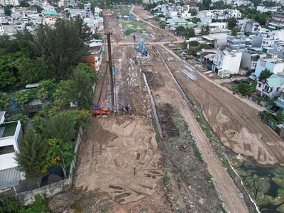 Một đoạn đường Vành đai 2 TP.HCM đã bàn giao mặt bằng để thi công - Ảnh: Lê Toàn 