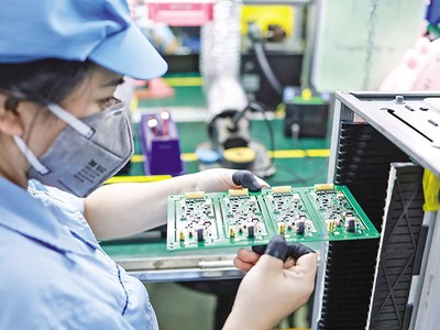 Điện tử, máy tính, linh kiện vẫn là ngành hàng đóng vai trò quan trọng trong tăng trưởng thương mại. Ảnh: Đức Thanh