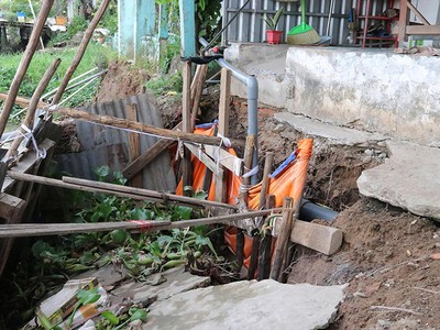 Một điểm sạt lở bờ trái sông Trà Nóc tại phường Thới An Đông