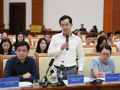 Ông Trương Bá Tuấn tại cuộc họp báo thường kỳ quý III của Bộ Tài chính. Ảnh: Mạnh Tuấn.