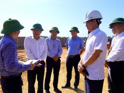 Phó chủ tịch UBND tỉnh Quảng Trị Phan Phong Phú (thứ hai từ trái sang) kiểm tra tiến độ dự án Hệ thống đường nối từ trung tâm thành phố đi sân bay Đồng Hới