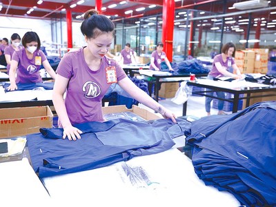 Doanh nghiệp dệt may tăng tốc sản xuất để đáp ứng đơn hàng cuối năm (Ảnh: Lê Toàn)
