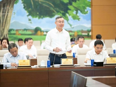 Bộ trưởng Bộ Tài chính Ngô Văn Tuấn trình bày tờ trình - Ảnh: QH.