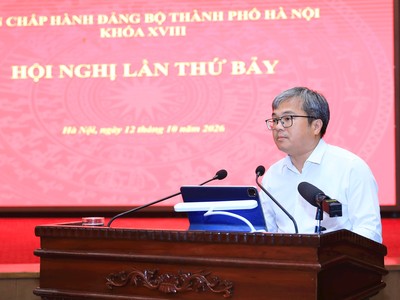 Phó Chủ tịch UBND TP. Hà Nội Trương Việt Dũng trình bày báo cáo tại hội nghị. Ảnh: Quang Thái