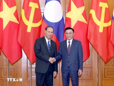 Đồng chí Trần Cẩm Tú, Ủy viên Bộ Chính trị, Thường trực Ban Bí thư chủ trì Lễ đón đồng chí Vilay Lakhamphong, Ủy viên Bộ Chính trị, Thường trực Ban Bí thư Lào. (Ảnh: Phương Hoa/TTXVN)