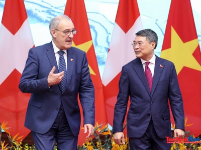 Thủ tướng Chính phủ Lê Minh Hưng hội kiến Tổng thống Thụy Sĩ Guy Parmelin.